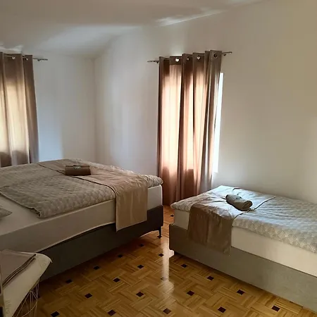 Apartma Vikovic I شقة Njiverce